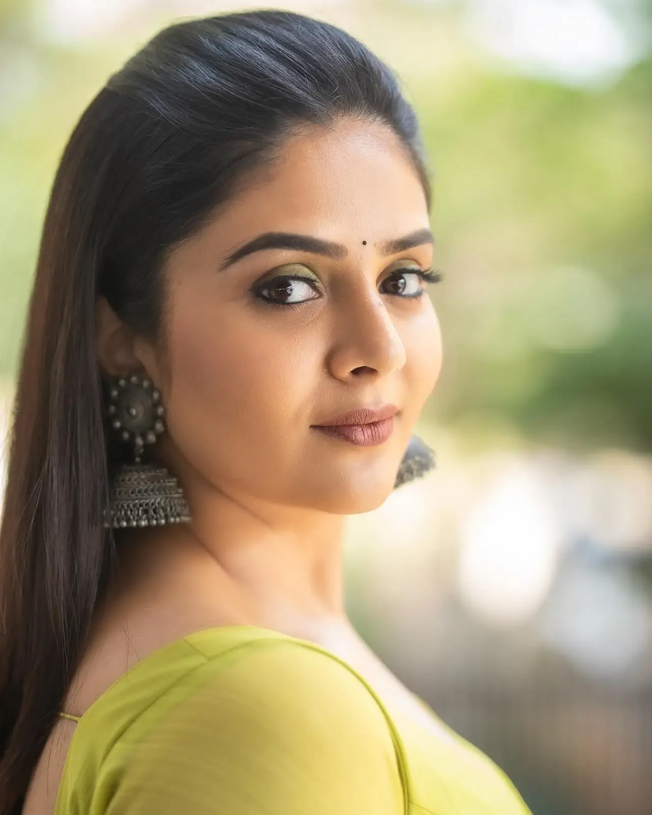 INDIAN TV ANCHOR SREEMUKHI STILLS IN TRADITIONAL GREEN SAREE 8